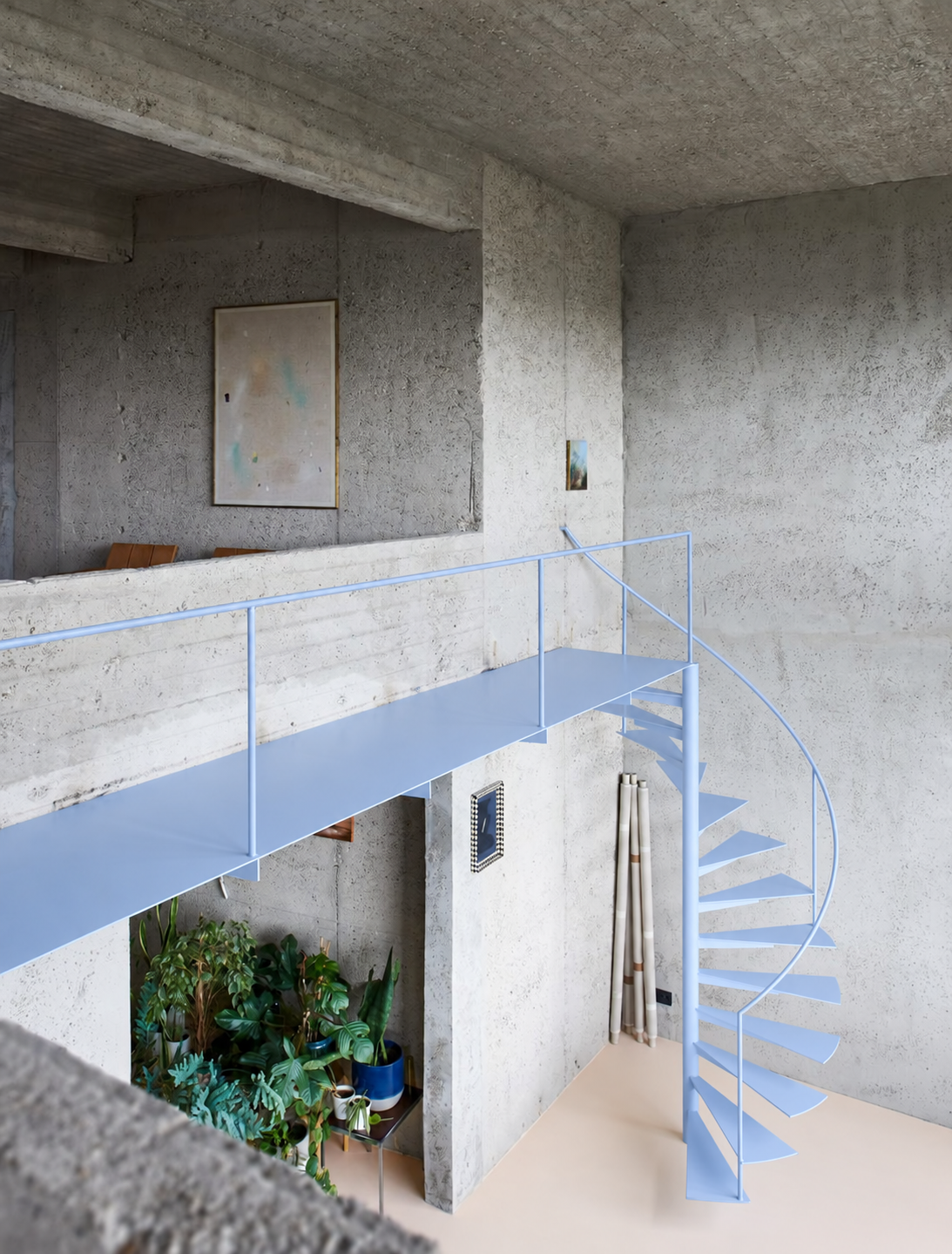 Architektonischer Innenraum mit hellblauer Treppe