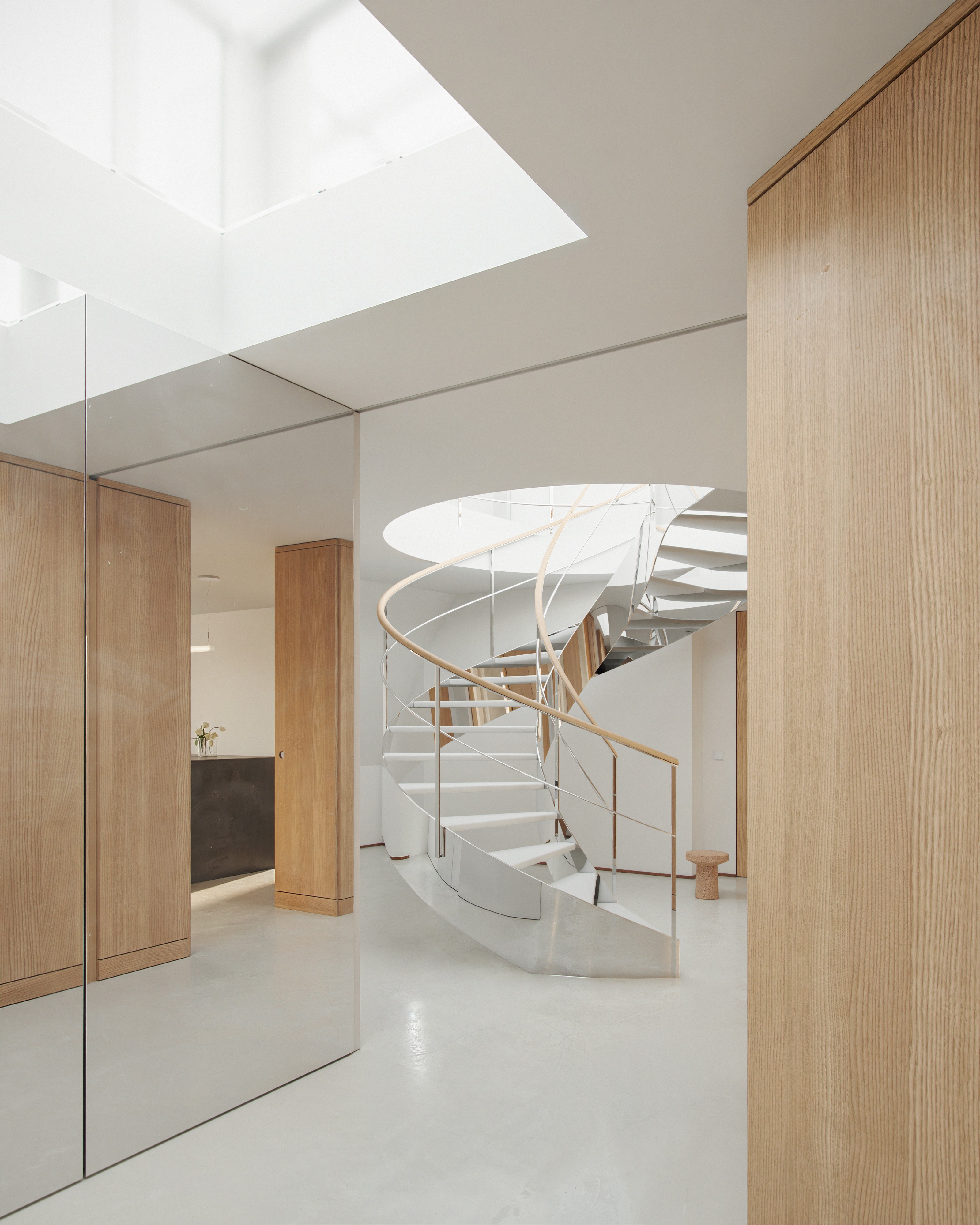 WE 89 · Foyer mit geschwungener Treppe und Oberlicht